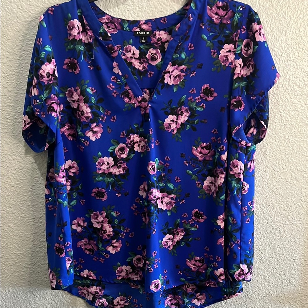 Torrid Blue Floral Blouse with Short Sleeves size 2
